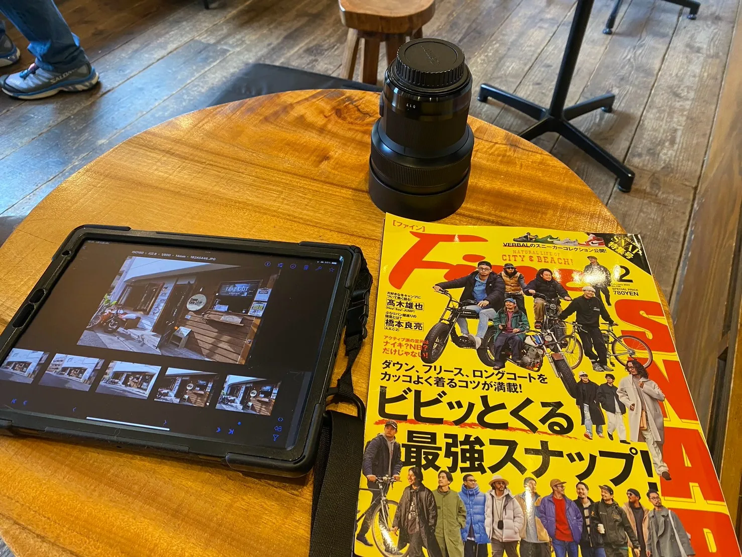 CannaCafe 店内 — 木のカウンターと窓際の席