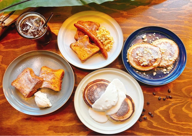 朝食プレートとドリンクの集合