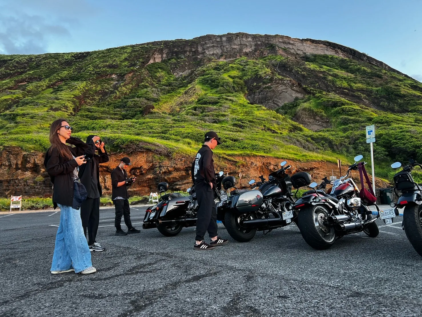 山肌を背にバイクで集まるメンバー