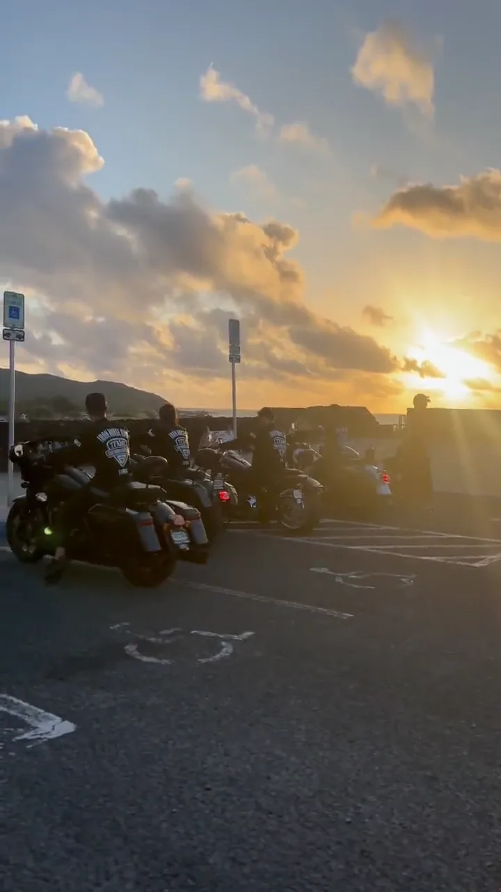 夕暮れの海沿いにバイクが集まる映像