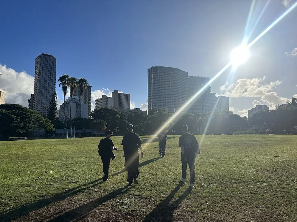 ホノルルの公園を歩くメンバー