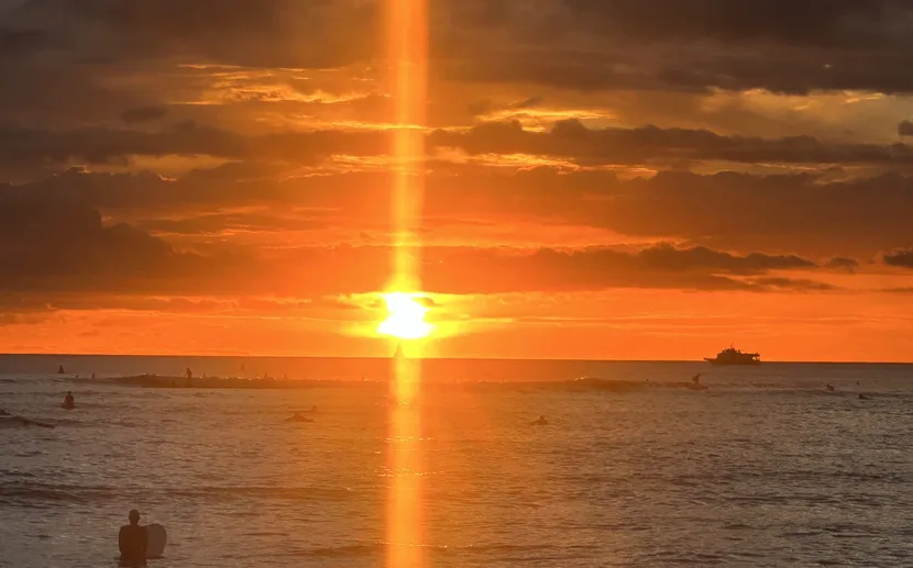 ワイキキの海に沈む夕日